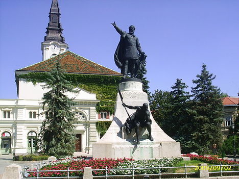 Református templom a Kossuth szoborral