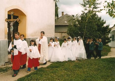 Elsőáldozás Gyökér Gyula plébánossal