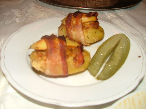 kolbászhússal töltött burgonya baconba göngyölve