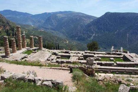 A Szent útról nézve a Parnasszus hg., Delphi