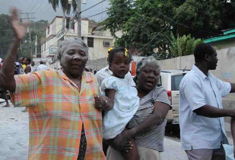 Az emberek igyekeznek a biztonság utáni súlyos földrengés rue Capois Port-au-Prince, Haiti on január 12, 2010