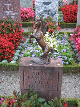 Egy lovaszsoké síremléke a horgeni temetőben, Zürich kanton, Svájc