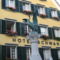 Horgen címerállata a hattyú, mögötte a Hotel Hattyú, Svájc