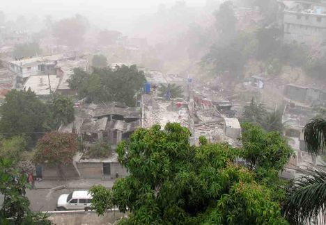 Megrongálódott épületek láthatók a környéken Petionville, Port-au-Prince röviddel a földrengés sújtotta Haiti, január 12, 2010