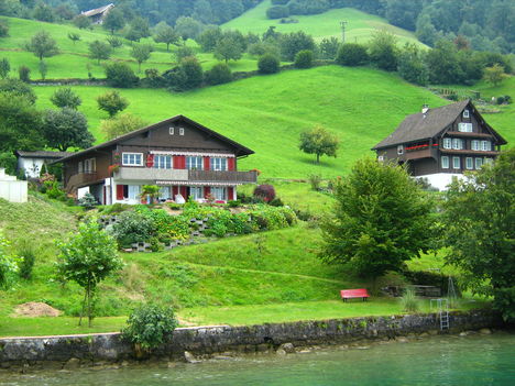 Tipikus svájci falu luzerni tó partján