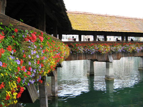 Virágos fahíd Luzernben, Svájc