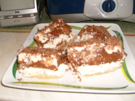 Sütés nélküli túró torta, csokipudinggal és tejszínnel