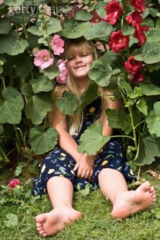 kislány a virágok, közt nagyon aranyos