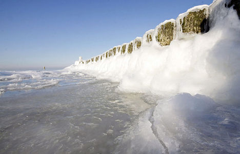 jeges hullámtörő gát a Balti-tengeren