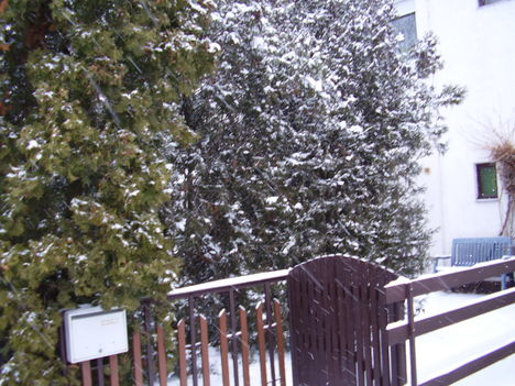 Ma: (2010.febr.l.) itt erős szél, hófúvás, hideg van. Na ja, a tél!