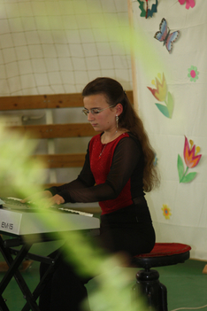 Kislány a zongoránál - Kovács Andrea