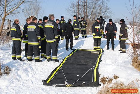 Jégről mentést gyakoroltak a csepeli tűzőrség csoportjai