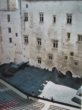 A Pápai Palota nagyszínpada, ahol hajdan Gérard Philipe is játszott, Avignon