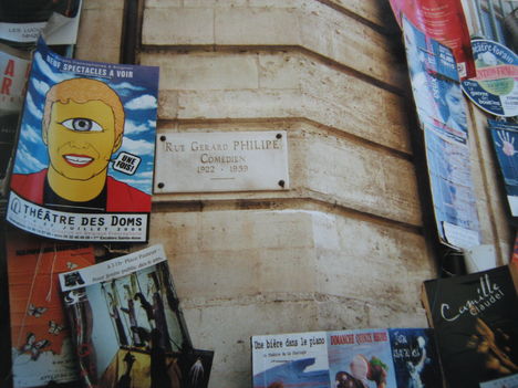 Avignon városa plakátjelmezbe öltözött a 60. Színházi Fesztivál idejére