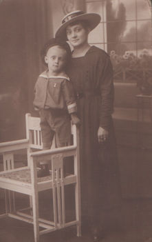 apám (a kis Armandka) anyukájával 1915