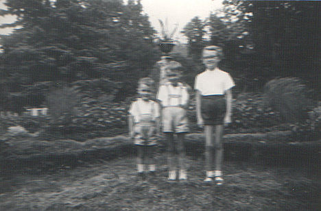 Tettyén a 3 testvér 1958