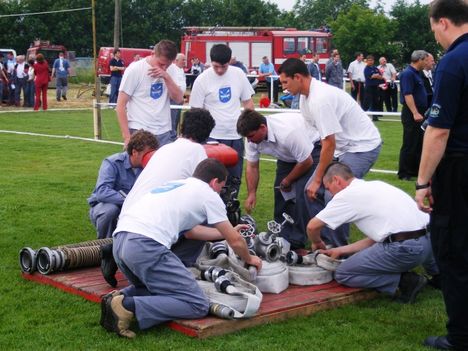 Önkéntes tűzoltó verseny előtt 2008