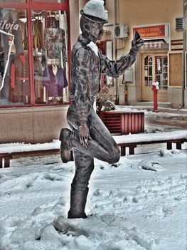 Táncoló székely köztéri szobor