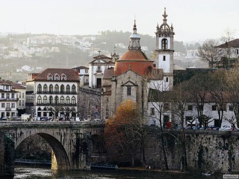 Amarante városa a Douro-folyó partján, Portugália