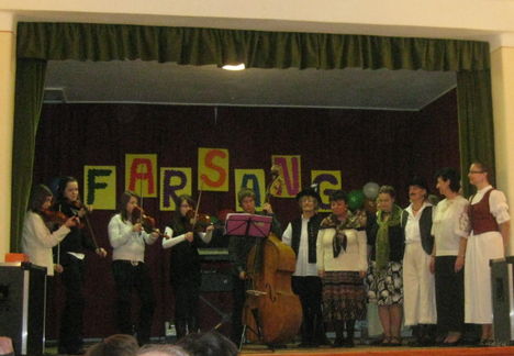 Farsangi énekek - kísér: Cinege Művészeti Iskola