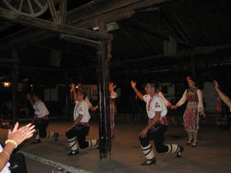 Táncosok a bolgár esten