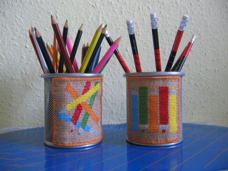 Ceruzatartó ( x szemes hímzés )
