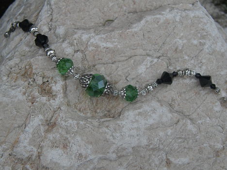 Zöld és fekete üvegkristály karkötő 1