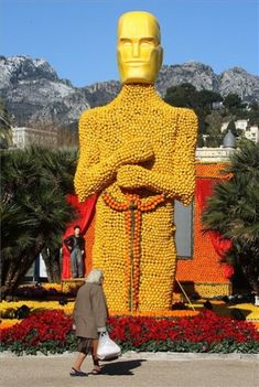 Citromokból és narancsokból megmintázott óriási Oscar-szobor a 77. Citromfesztiválon a Földközi-tenger partján