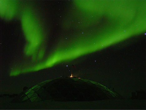 800px-Amundsen-Scott_dome_Aurora_1