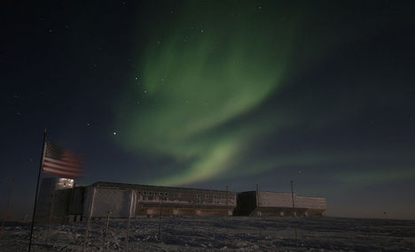 800px-Aurora_over_Amundsen-Scott_South_Pole_Station