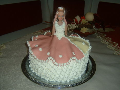 Ülő barbie torta