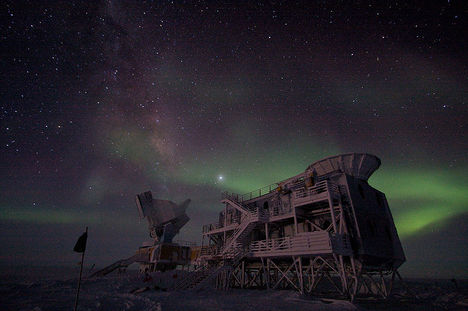 800px-South_Pole_Telescope_at_night