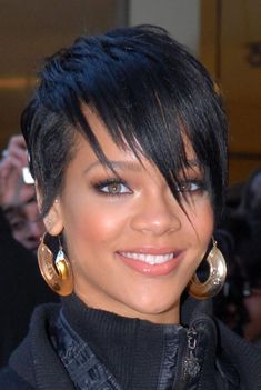 rihanna_gold_hoop_earrings