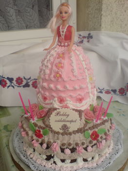 Barbi-torta (csoki tortán)