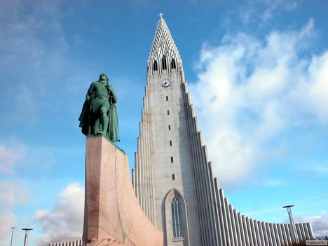 A Hallgrímskirkja és Leif Eriksson szobra, Reykjavík jelképe, Izland