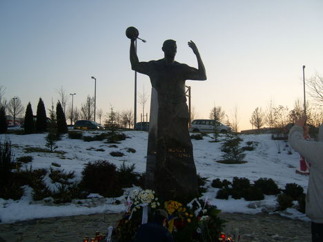 Marian Cozma Emlékmű, a Sárga Löwen Koszorúval