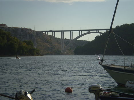 A krka folyón átívelő híd.