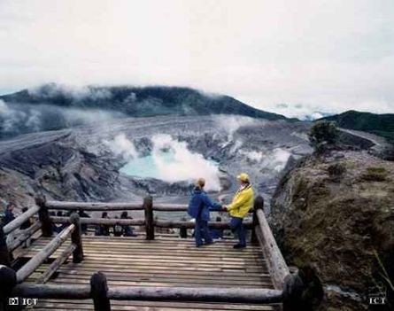 Kilátó-terasz a Poás Volcano Craterre, Costa Rica