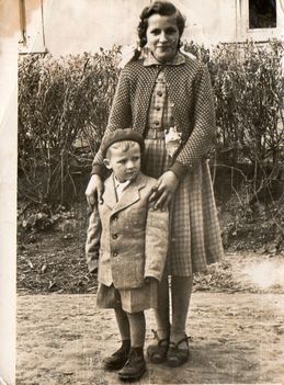 Én és a kisöcsém 1958-ban Sokorópátkán (Polgár Magdolna és Tivadar)