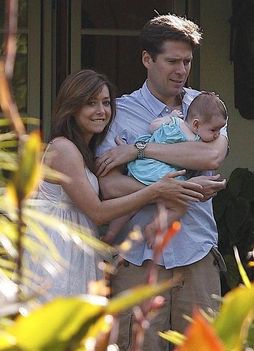 Alyson ,férjével és kislányával