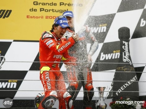 213834_Toni+Elias+celebrates+his+MotoGP+maiden+win+at+Estoril+in+2006-800x600-apr7