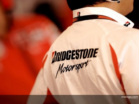 222744_Bridgestone+technician+in+Ducati+Marlboro+box-1280x960-may28