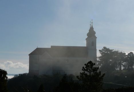 A tihanyi templom felszálló ködben