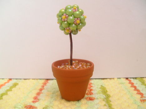 Virágos gyöngybogyóból készült minifa