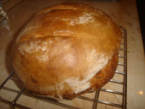 Itthon sütött  barna kenyér
