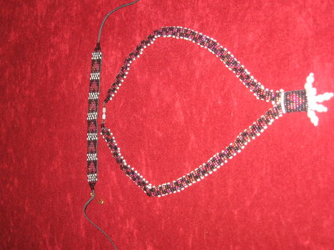Gyöngyből készült nyaklánc karkötővel