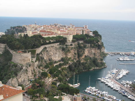 Monte Carlo látképe a Jardin Exotique-ből.