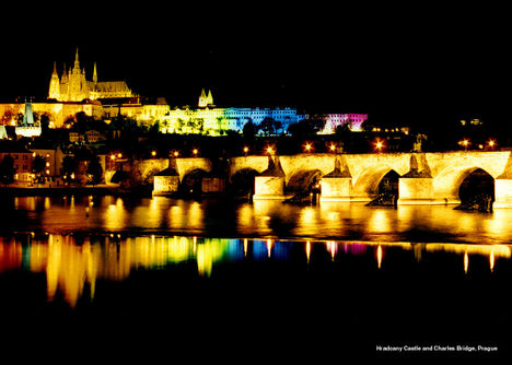 Az éjszakai Károly híd és a vár