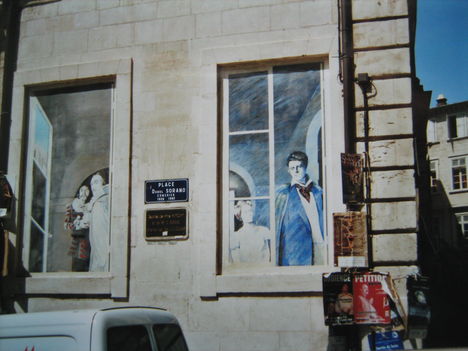 A vakablakokban is régi, híres jelenetek vannak felfestve, köztük G.P. is, az a "Marianne szeszélyei"c. darabból, Avignon, Provence