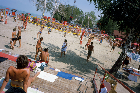 Balaton, röplabdázók a strandon